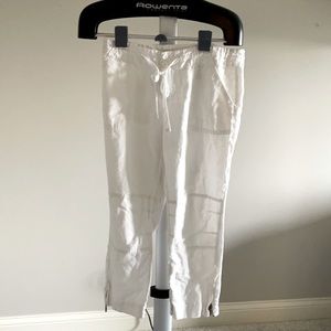 Woman’s White linen cropped pants.